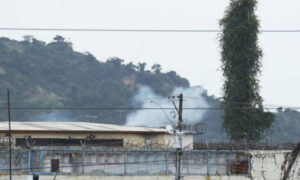 Una columna de humo sobresale de una cárcel de Ecuador, en una fotografía de archivo. Jonathan Miranda / EFE