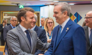 Presidente de la República Francesa, Emmanuel Macron, y el mandatario dominicano, Luis Abinader,