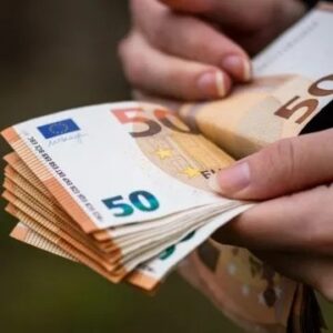 El euro baja a 1,0906 dólares y continúa debilitándose a principios de año