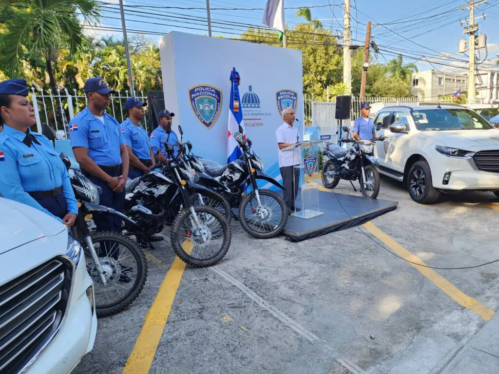 Ministro Hernández fortalece flota vehicular de la Policía Escolar para reforzar seguridad