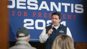 El gobernador Ron DeSantis abandona las primarias republicanas y da su apoyo a Trump