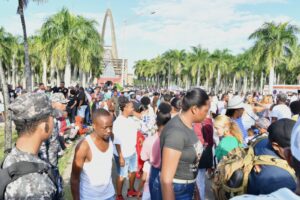 Miles de feligreses se reúnen en la basílica de Higüey