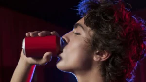Adolescentes que toman bebidas energéticas obtienen malas calificaciones