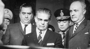 El 26 de febrero de 1988, Joaquín Balaguer recibe el respaldo pleno de los altos mandos militares