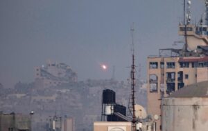 Columna de humo tras ataques aéreos israelíes contra Jan Yunis. EFE/ Haitham Imad