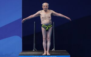 A sus 100 años, clavadista gana una medalla en el Mundial de Natación