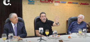 Archie López junto a Roberto Salcedo y Cuquín Victoria en el desayuno de elCaribe y CDN