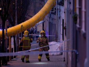 Bomberos localizan tres muertos en un edificio derrumbado cerca de Barcelona
