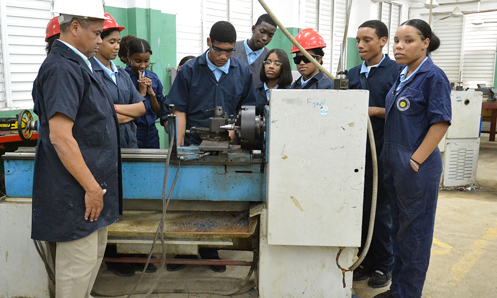 Estudiantes del taller de reparación y creación de piezas de vehículos