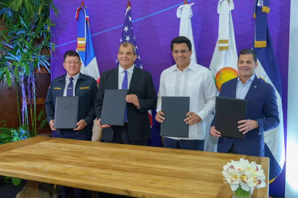 República Dominicana y EEUU firman acuerdo para seguridad de turistas https://www.elcaribe.com.do/panorama/pais/republica-dominicana-y-eeuu-firman-acuerdo-seguridad-de-turistas/