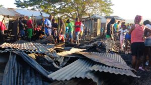 Video: Fuego destruye siete casas y dos pensiones en Navarrete