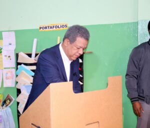Leoner Fernández Llega a ejercer su derecho al voto