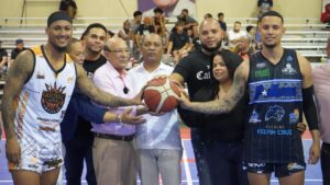 Fausto López Solís realiza saque en Torneo de Baloncesto