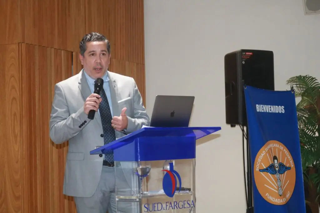 El doctor Carlos Guzmán expone su punto de vista ante decenas de médicos pediatras