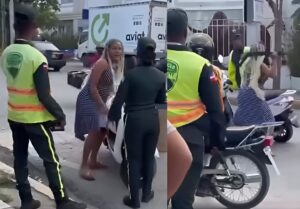 Mujer se enfrenta violentamente contra la Digesett en Punta Cana