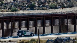 Hospitalizan a 10 personas tras caer del muro fronterizo EEUU y México