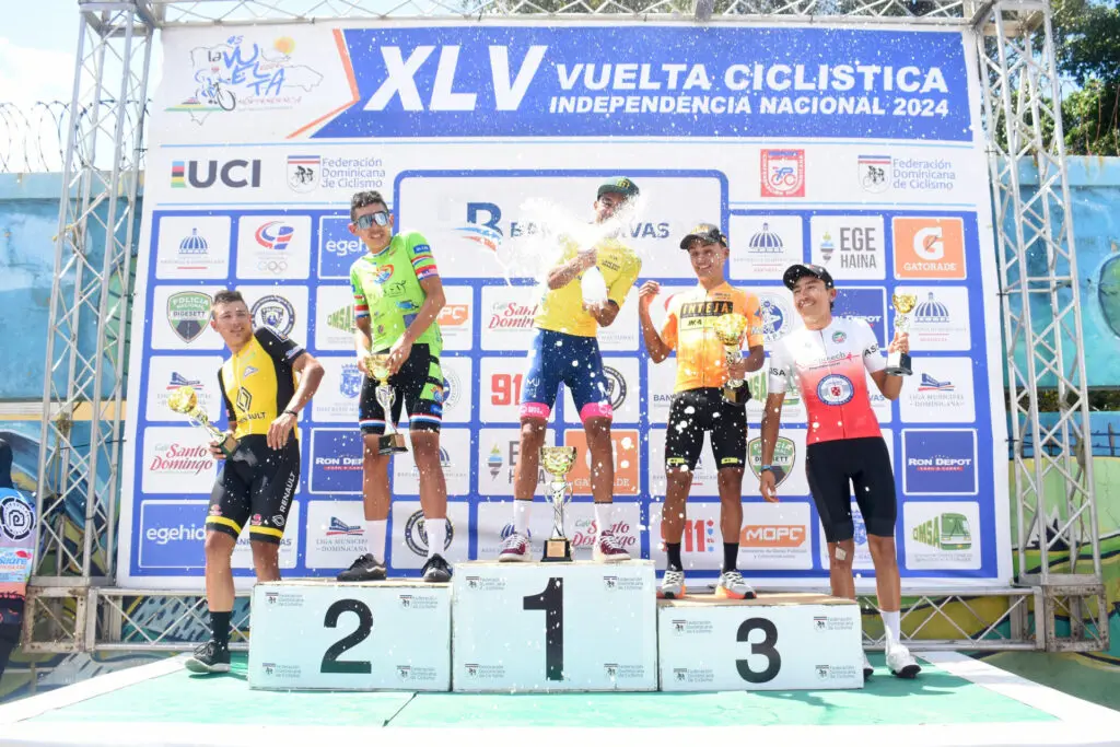 Mathieu Pellegrin (en el centro) ganó la etapa final de la Vuelta Independencia
