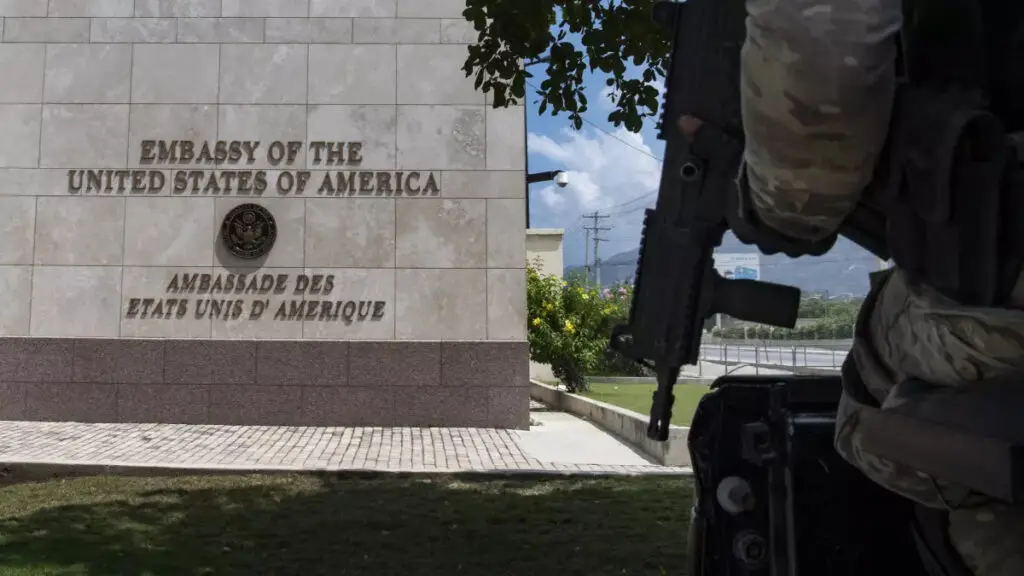 Militares de EEUU evacuan parte del personal de su embajada de Haití