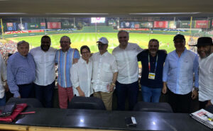 Junior Noboa, junto al expresidente Hipólito Mejía, los funcionarios Igor Rodríguez, Andrés Lugo, Luis Miguel de Camps, entre otros, estuvieron observando la serie en el palco de la dirección del Comisionado de Béisbol.