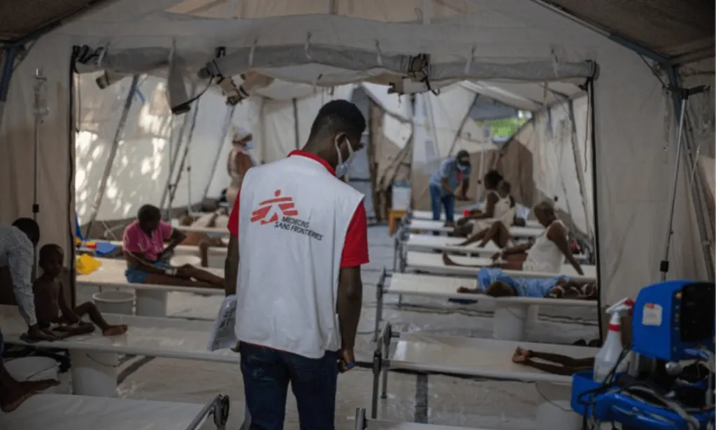 Un promotor de salud de MSF monitorea las condiciones de salud de los pacientes enfermos en un centro de tratamiento del cólera. Haití, octubre de 2022. © MSF/Alexandre Marcou
