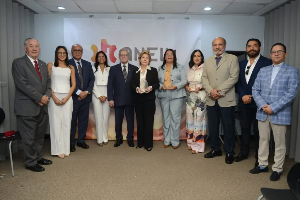 La junta directiva de la ANEIH junto a las damas reconocidas, Norva Rivera de Vargas, Maira Morla Pineda y Posairis Peralta. FUENTE EXTERNA