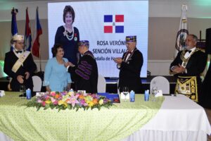 Eduardo Mejia Jabid le pone la medalla a Veronica Sencion la medalla de honor junto a miembros de Supremo Consejo Grado 33 RD de jurisdicción Masónica. FUENTE EXTERNA