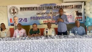 El presidente del MEP, Rafael Vásquez (Fiquito), junto a otros directivos en el acto celebrado en esta ciudad.