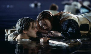 Rose (Kate Winslet) y Jack (Leonardo DiCaprio) se agarran sobre tabla en escena final del Titanic