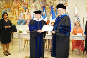 Franklyn Holguín Haché, rector de Unapec entrega el reconocimiento a Antonio (Toñito) Alma. FUENTE EXTERNA