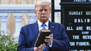 Trump vende biblias y ruega por donaciones coincidiendo con la Semana Santa