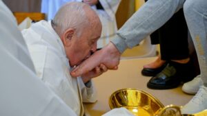 En el tradicional lavado de pies, el papa Francisco rompió la tradición y solo besó pies de mujeres
