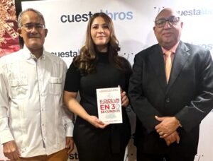 Isael Pérez, de Editorial Santuario, Nancy Arias Pérez, autora del libro y Antonio Cruz Rojas, prologuista del libro. FUENTE EXTERNA