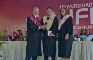 El rector Félix Farias Campos, el estudiante de mayor índice Richard Jenddy Reyes Germán y la vicerrectora académica Belkys Peñaló. FUENTE EXTERNA