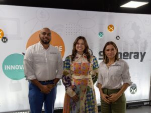 José Reyes, brand manager de Shineray Dominicana, Sarah Despradel, conferencista y Lucy Taveras, brand manager comercial. FUENTE EXTERNA