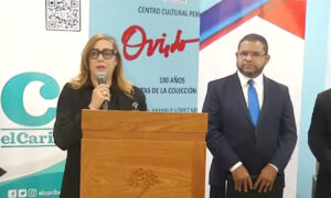 Directora del Centro Cultural Perelló, Julia Castillo, y el jefe de redacción de elCaribe, Héctor Marte, en la exhibición de las 75 portadas en Baní