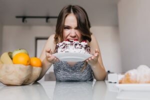 Saltarse la cena para bajar de peso: qué dice la crononutrición sobre evitar la comida nocturna