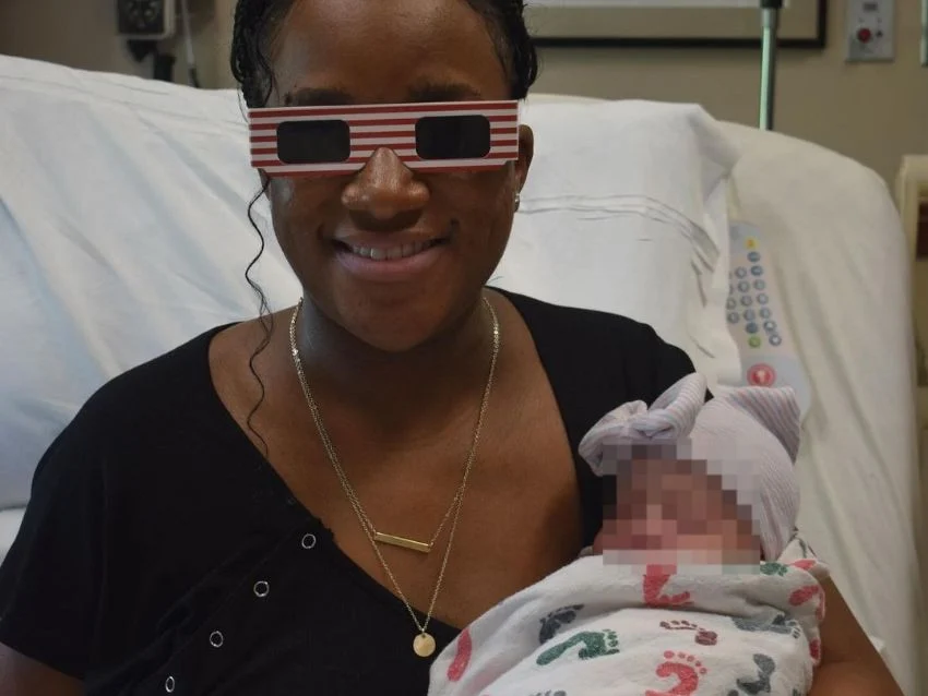 Mujer en Texas da a luz durante el eclipse solar y nombra a su bebé 'Sol'