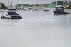 Tormenta registradas en Emiratos inunda el aeropuerto de Dubái