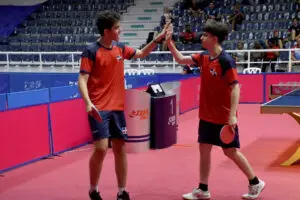 Rafael Cabrera y Ramón Vila, en plena acción en el partido por la medalla de oro en dobles masculinos.