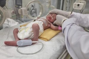 Un bebé palestino en Gaza nace huérfano en una cesárea urgente tras un ataque israelí