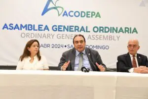 Francisco Lee López, centro, presidente de ACODEPA, al ofrecer declaraciones junto a Cecilia Farías, vicepresidenta, y Coco Budeisky, secretario general.