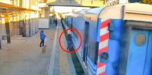 Mujer sobrevive tras caer en las vías del tren en Argentina