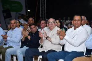 El ministro de Agricultra, Limber Cruz; el administrador del Bagrícola, Fernando Durán y otros funcionarios gubernamentales ocupan la primera fila en la Expo Montaña 2024.