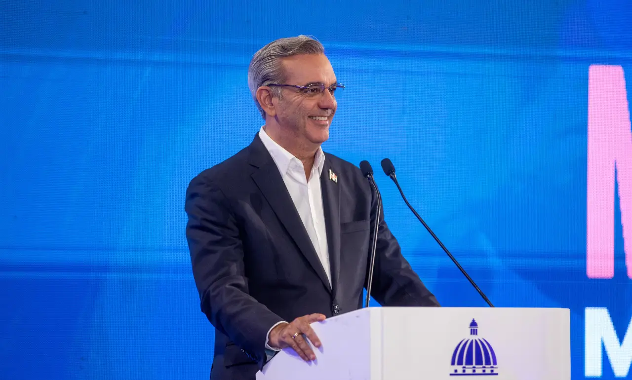 Abinader afirma “el 56 % de la reducción de la pobreza” se debe al au...