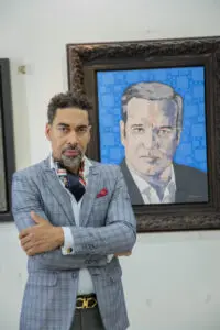 Oscar Abreu frente al retrato del presidente Luis Abinader. FUENTE EXTERNA