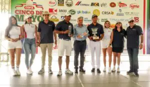 César Rodríguez y Freddy Rodríguez reciben sus trofeos como máximos ganadores del torneo de golf Copa 5 de Mayo, organizado por la Cámara Dominico Mexicana de Comercio.