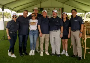 César Rodríguez y Freddy Rodríguez reciben sus trofeos como máximos ganadores del torneo de golf Copa 5 de Mayo, organizado por la Cámara Dominico Mexicana de Comercio.