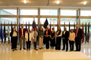 Representantes de la embajada americana junto a los emprendedores dominicanos que viajan a los Estados Unidos como becarios YLAI Alumni 2024. FUENTE EXTERNA
