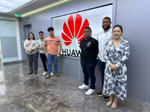 Los tres estudiantes dominicanos junto a representantes de Huawei. FUENTE EXTERNA