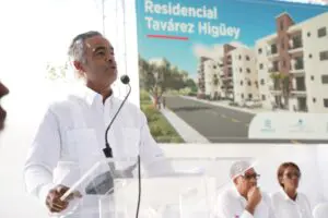 El ministro de la Presidencia Joel Santos Echavarría, mientras encabeza un acto de entrega de viviendas del Plan Familia Feliz